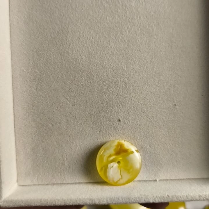 ：***：未镶嵌琥珀裸石扣子