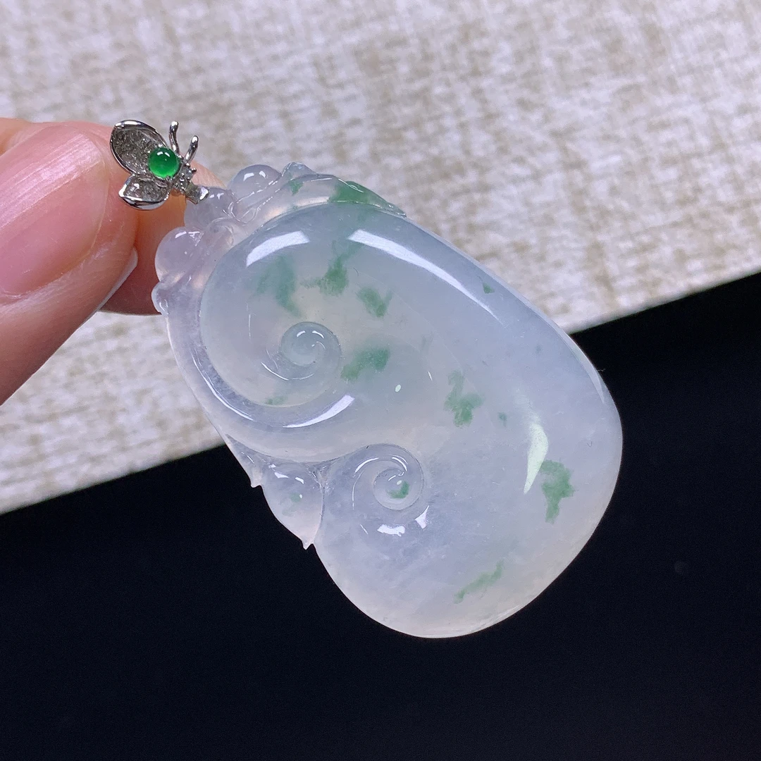 缅甸天然A货翡翠18k金镶嵌冰种飘绿花如意吊坠49.4x28.3x6.5