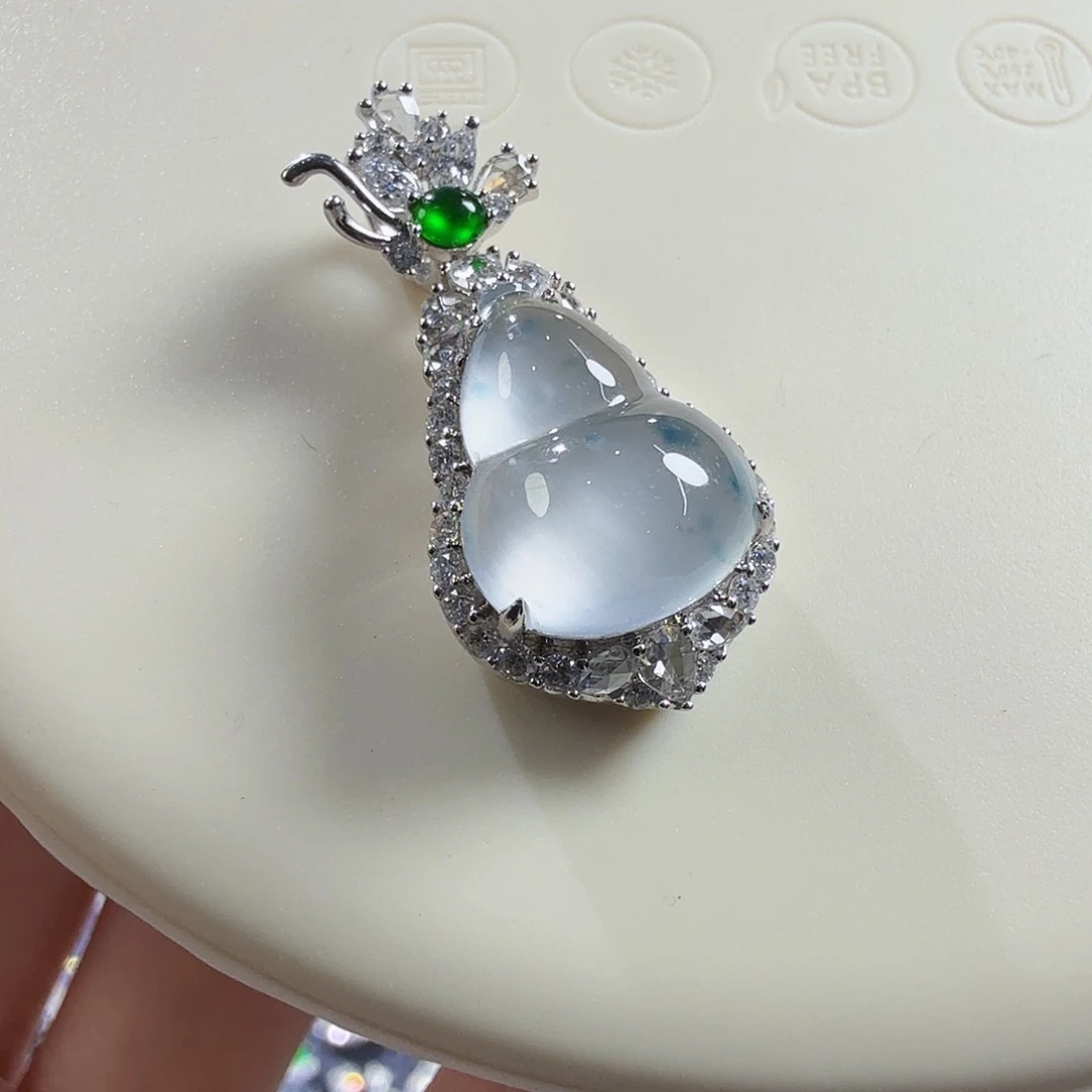 翡翠18K金镶嵌颈饰葫芦飘花