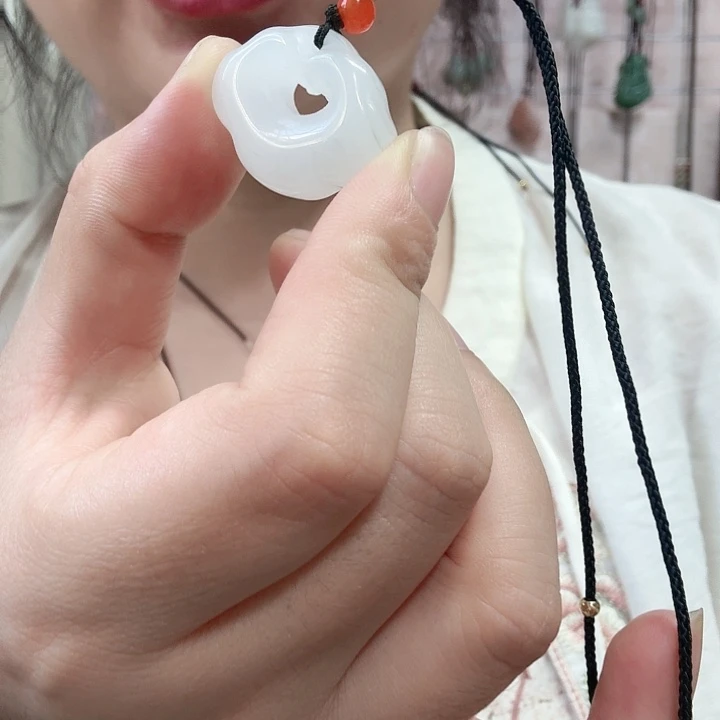 石英质玉未镶嵌颈饰白色锁