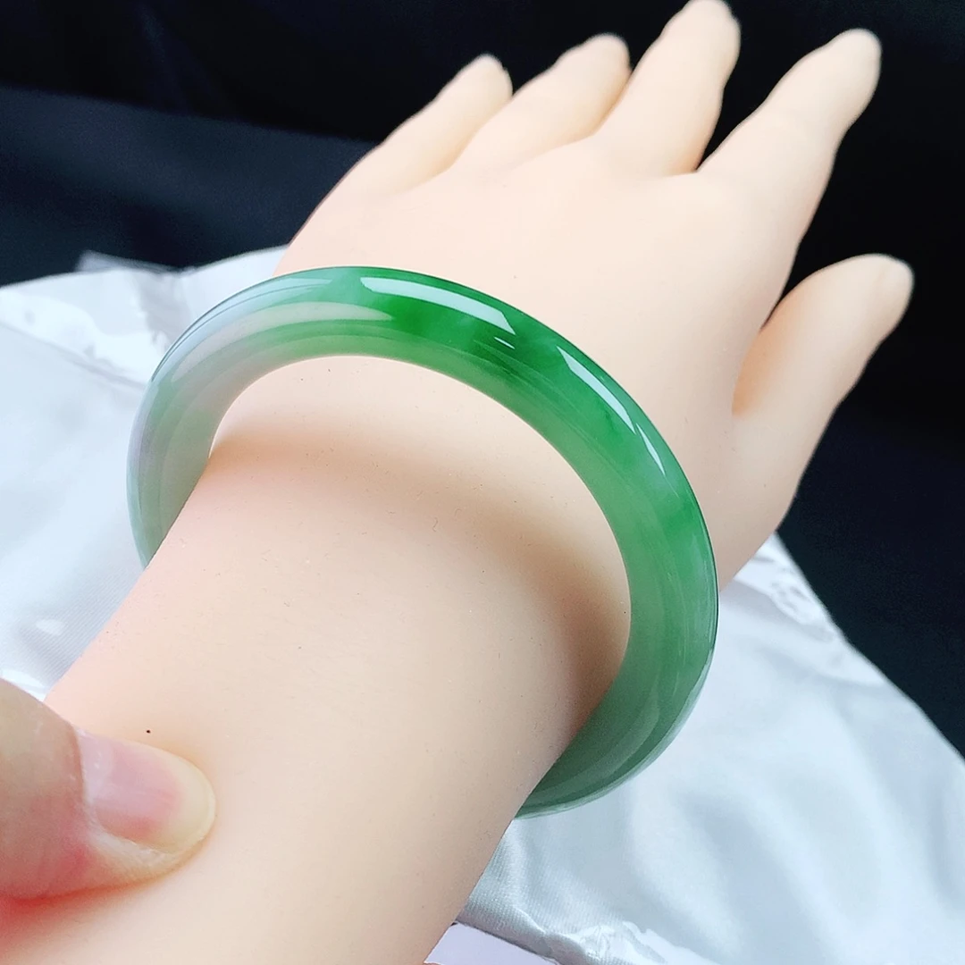 翡翠手镯未镶嵌55圈