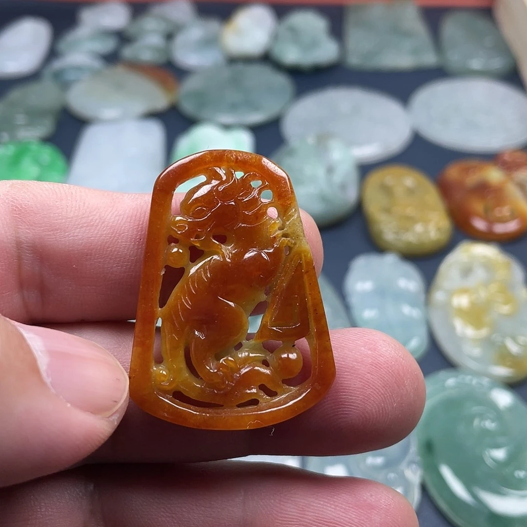 翡翠未镶嵌颈饰麒麟