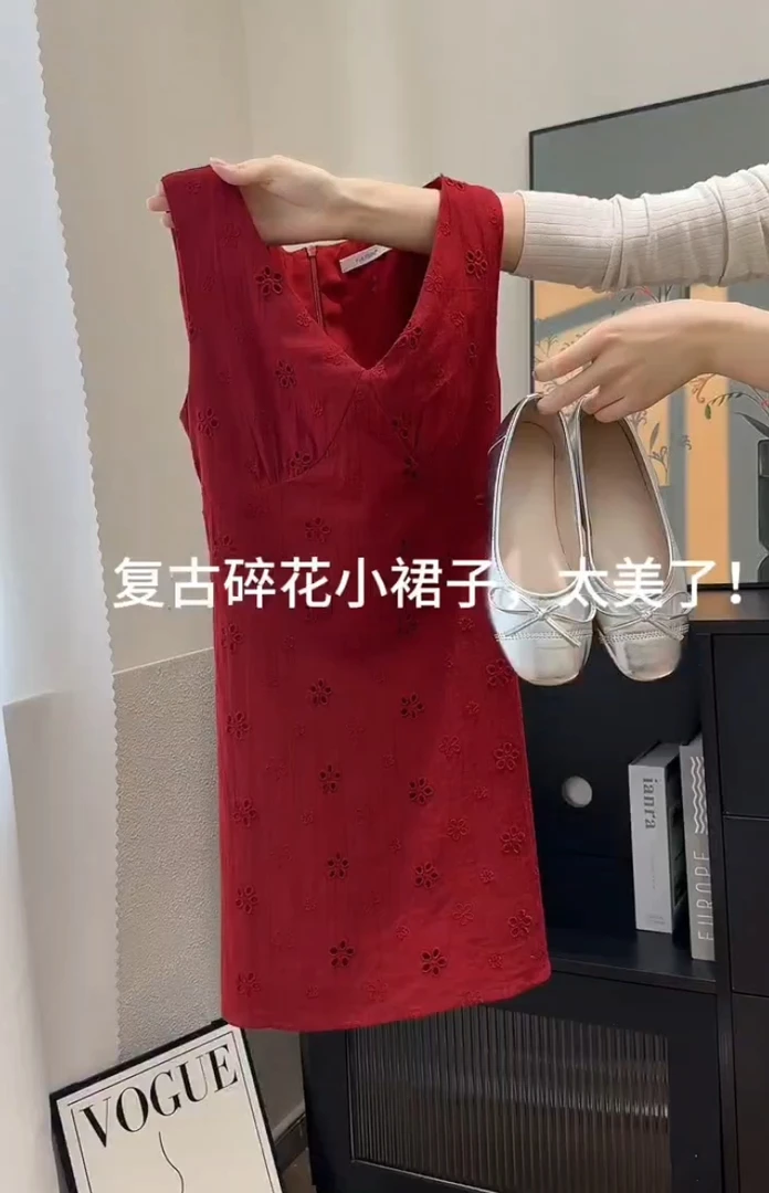 法式红色v领无袖背心连衣裙子女夏季2025新款高级感海边度假短裙