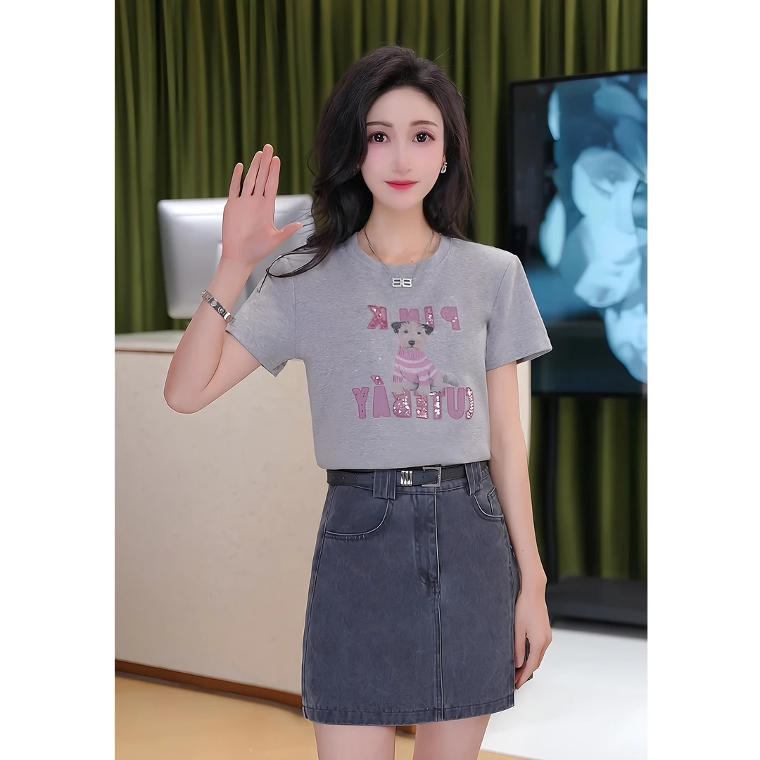 艾格2025春夏显瘦时尚休闲减龄可爱字母小狗刺绣圆领女士T恤短袖
