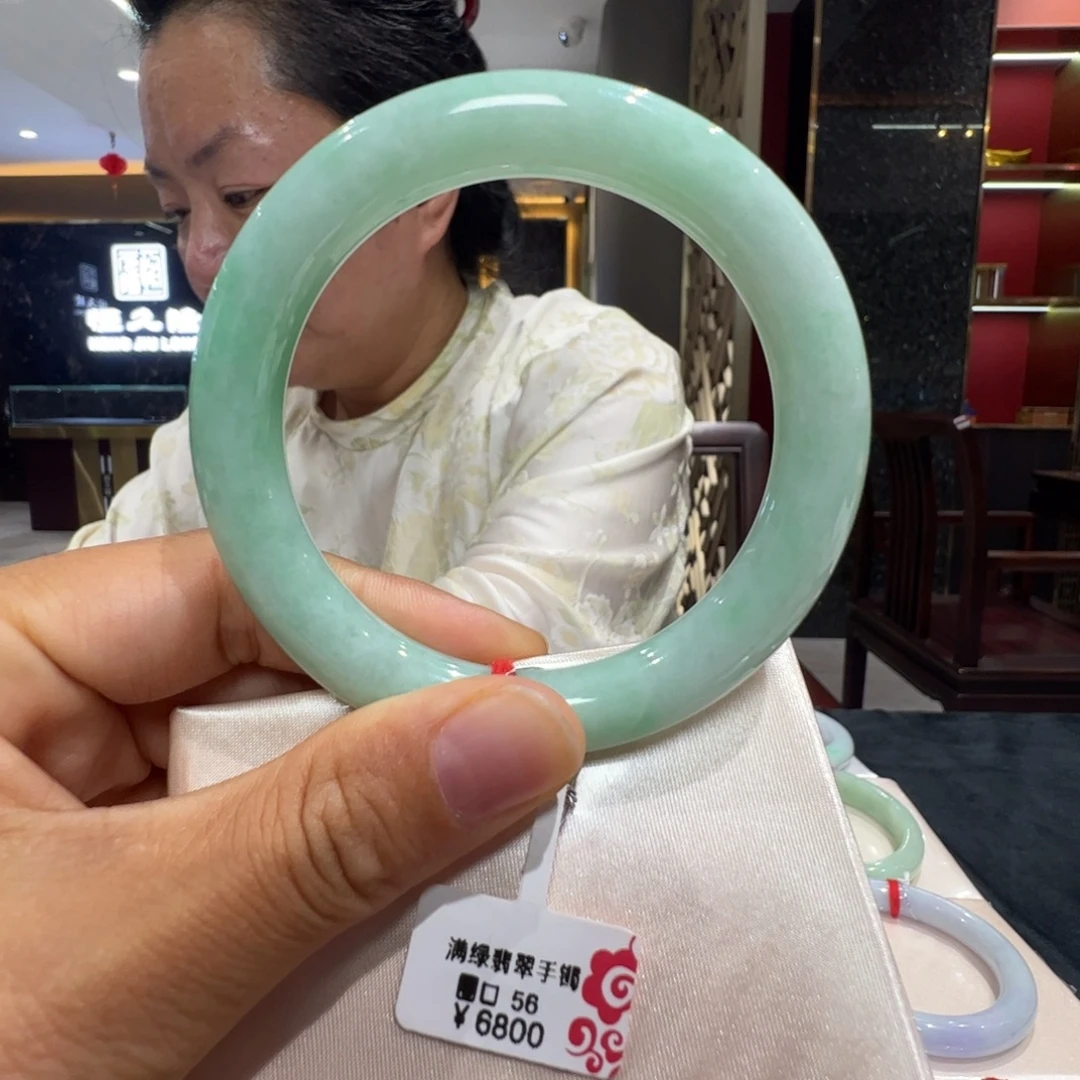 翡翠手镯未镶嵌满绿圆条56