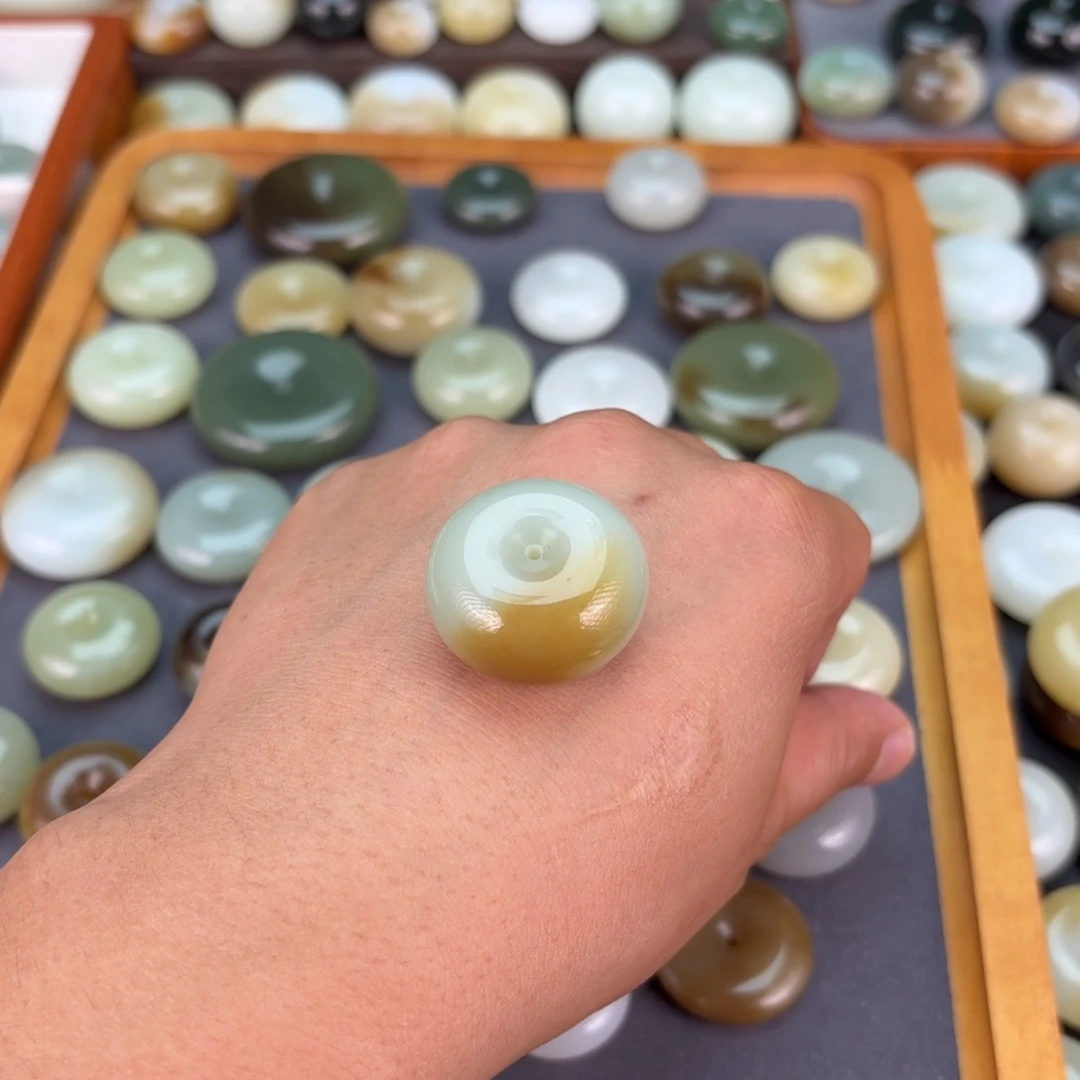 乐***肥颈饰未镶嵌和田玉