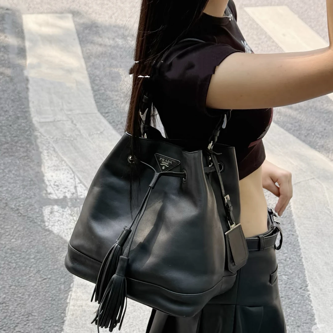 95新 Prada/普拉达 黑银流苏水桶包/单肩斜挎包/全原