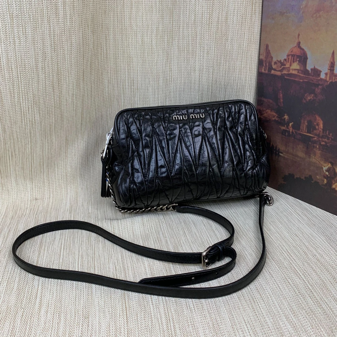 95新 MIU MIU/缪缪 黑银褶皱链条包/WJ09812518/2518