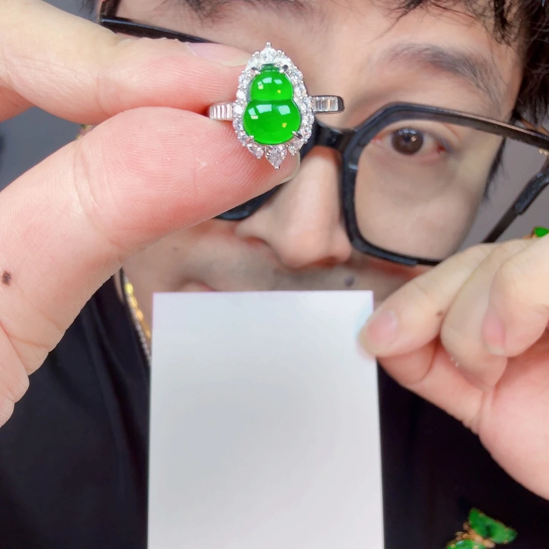 翡翠未镶嵌颈饰一件