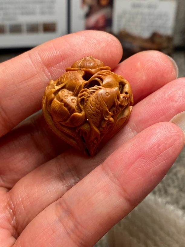 福利苏工核雕纯手工雕刻，五鲤戏荷，立体感十足表情丰富，尺寸2。89
