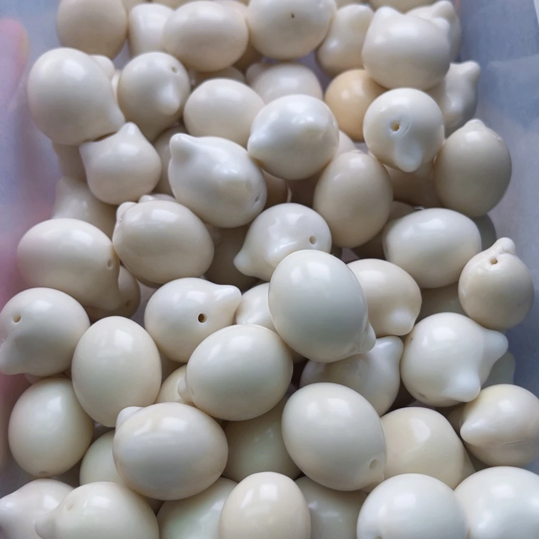 吊坠白玉菩提b26-30mm/3颗象牙果猫头瑕