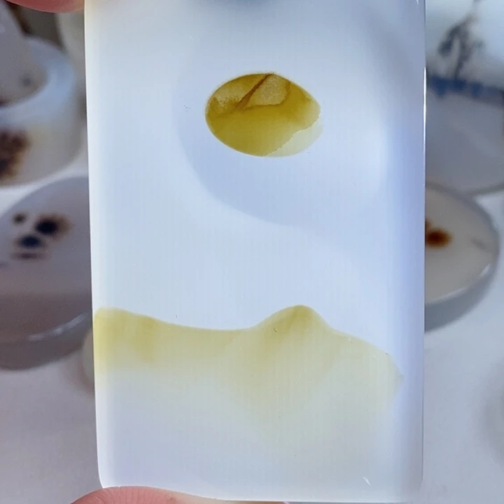 未镶嵌玛瑙/玉髓珠宝奇石山**士