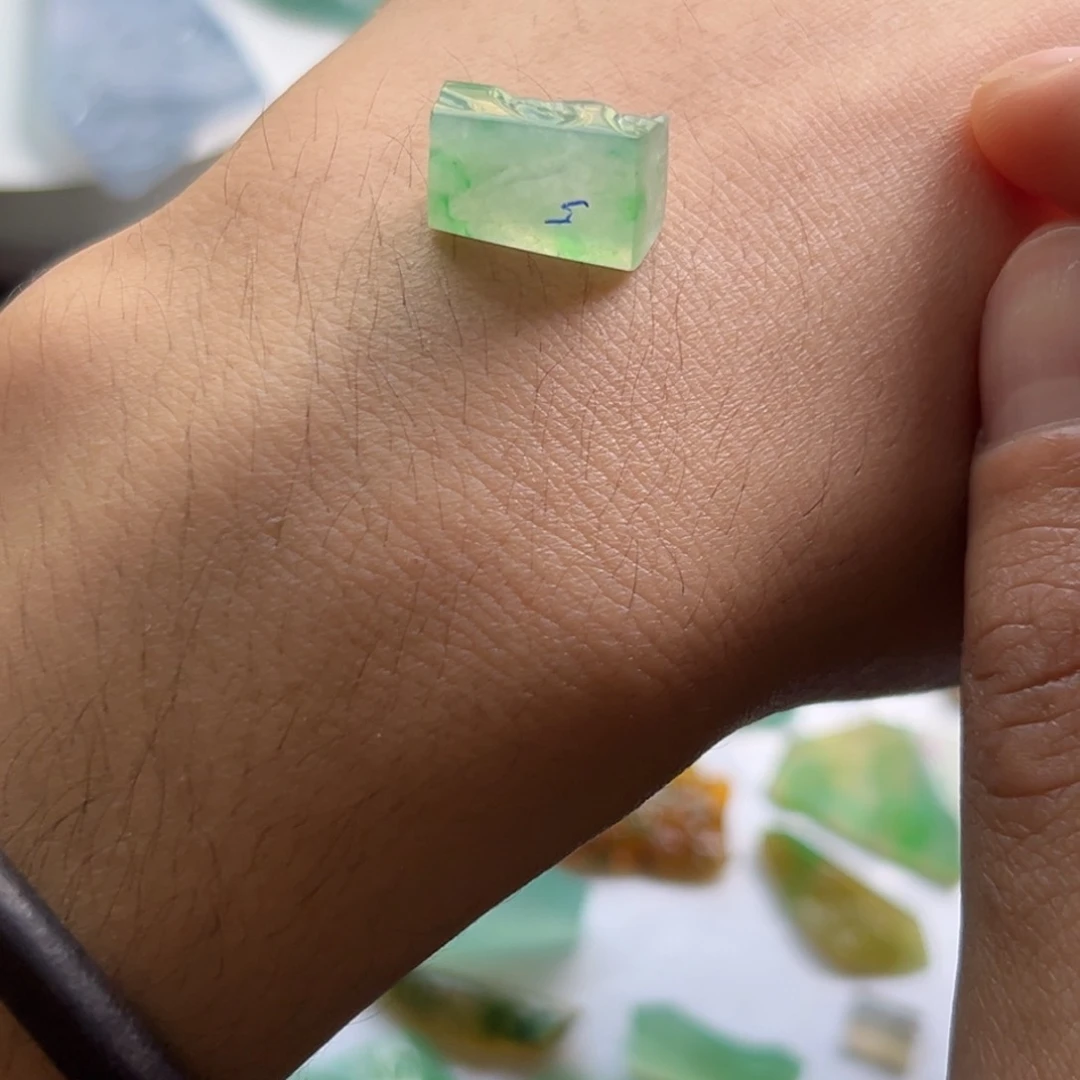 定制翡翠未镶嵌冰种金丝绿
