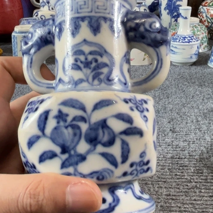 青***峰摆件瓷一个青花的小瓶子