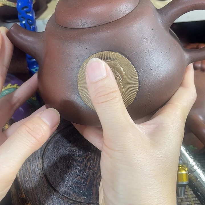 茶壶紫砂原矿泥料手工制作的一把紫砂壶。