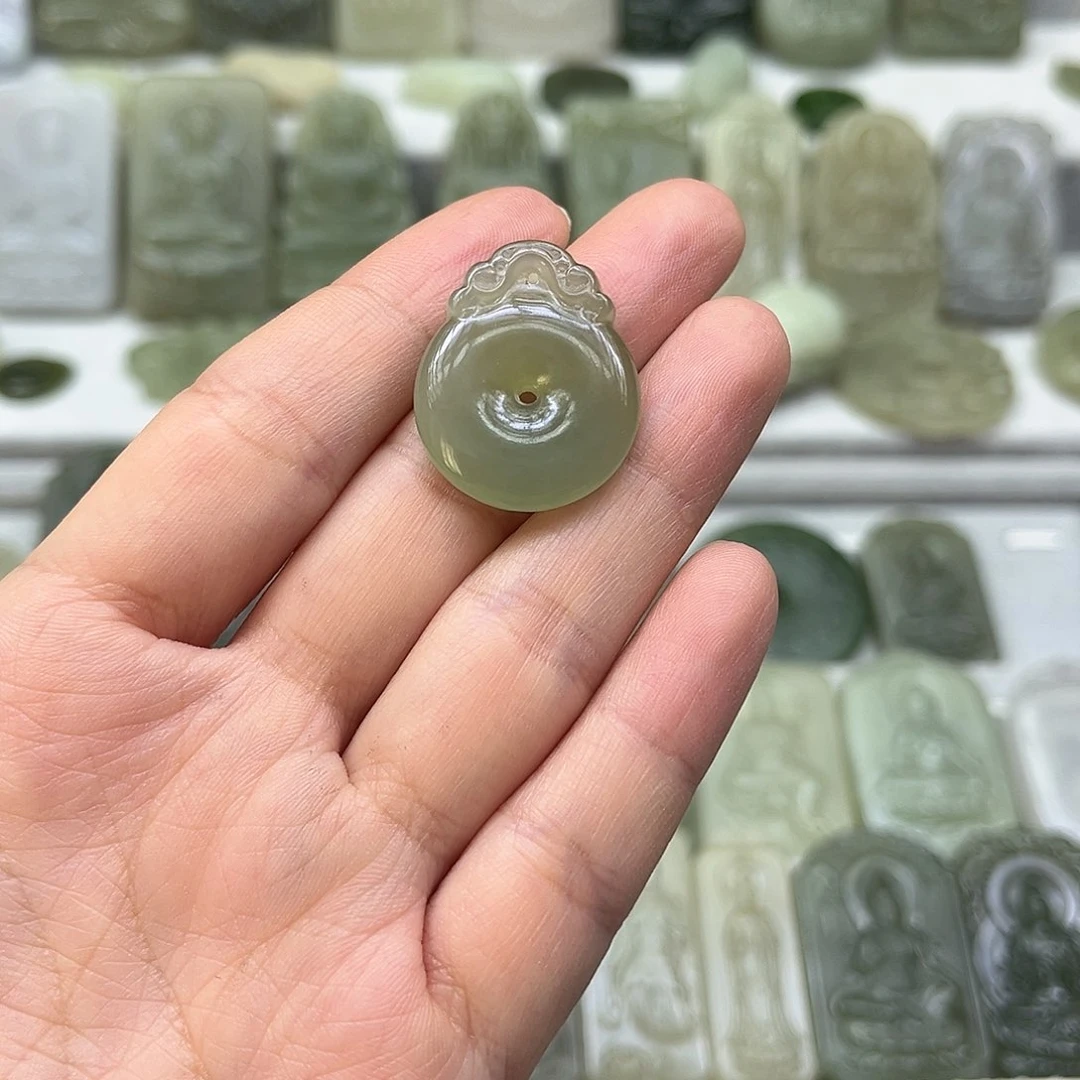 和田玉颈饰未镶嵌平安扣