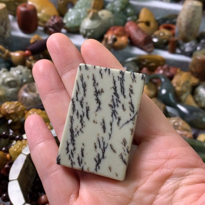 未镶嵌岫岩河磨玉（透闪石质玉）把件