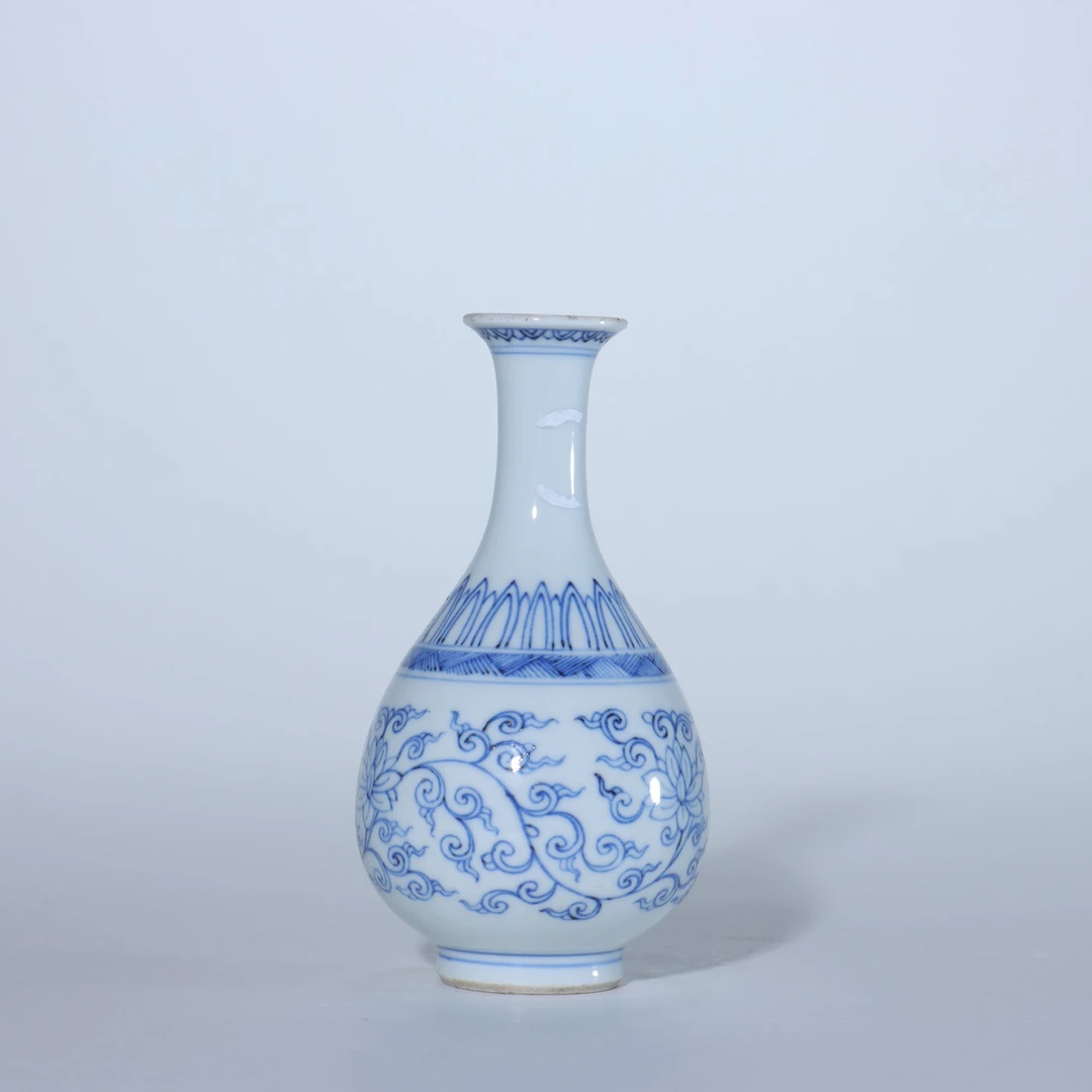 Lot.82 98 清雍正 青花铁线描小胆瓶 H:13.5cm