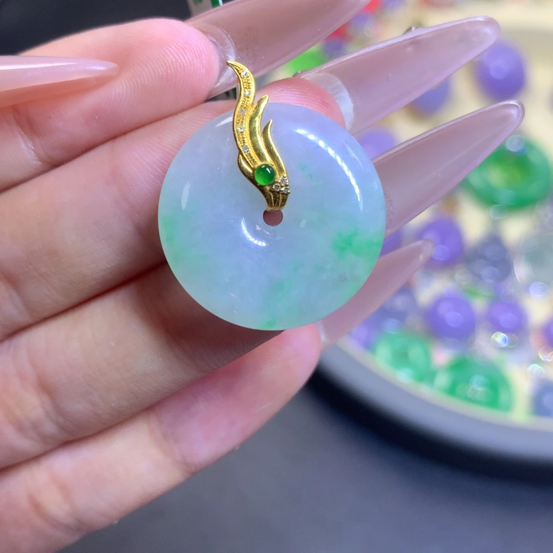 翡翠18K金镶嵌颈饰