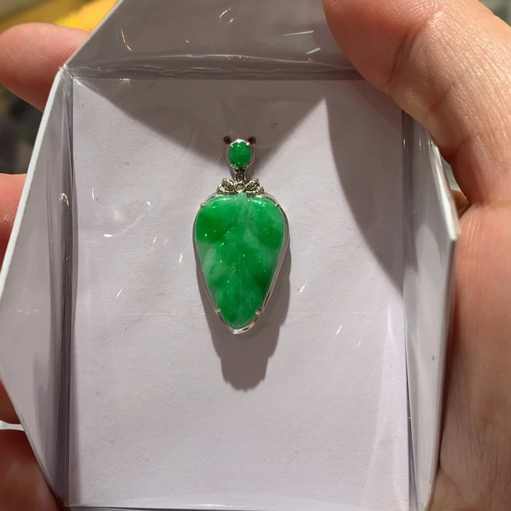 翡翠颈饰18K金镶嵌翡翠翡翠吊坠