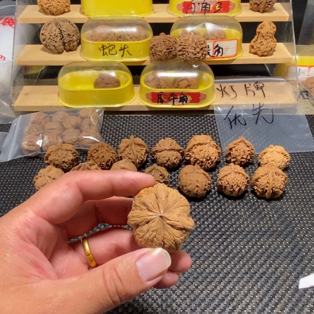 春***航文玩核桃吊坠核桃异形