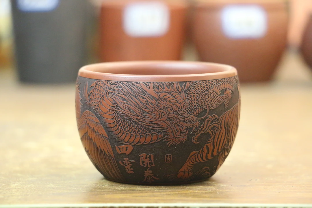 2244宜兴大红袍泥刻绘四神兽主人杯容量150毫升