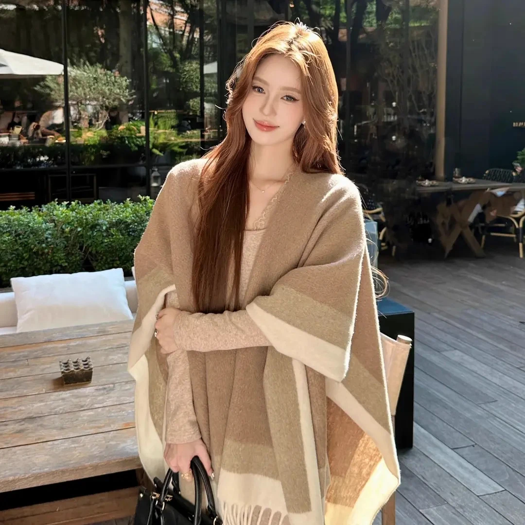 秋冬季高级披肩女外搭旅游新款百搭保暖斗篷网红时尚加厚两用围巾