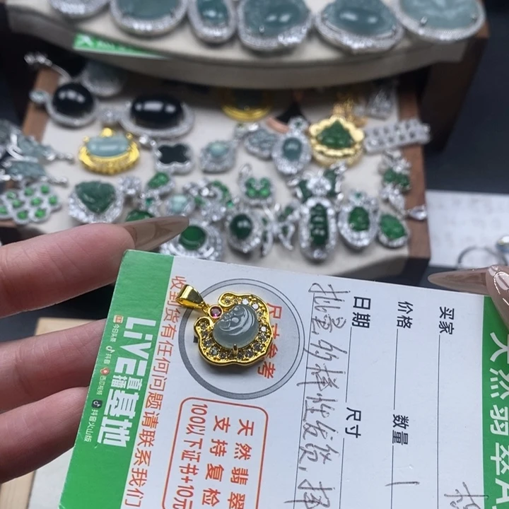 翡翠颈饰未镶嵌翡翠