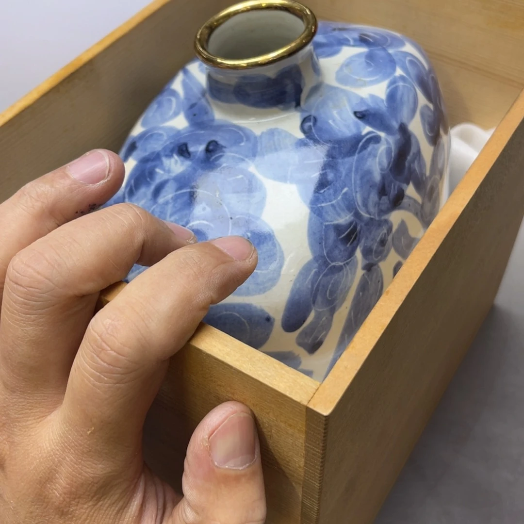 荷***糖瓷片密密麻麻地铺满一层厚厚的