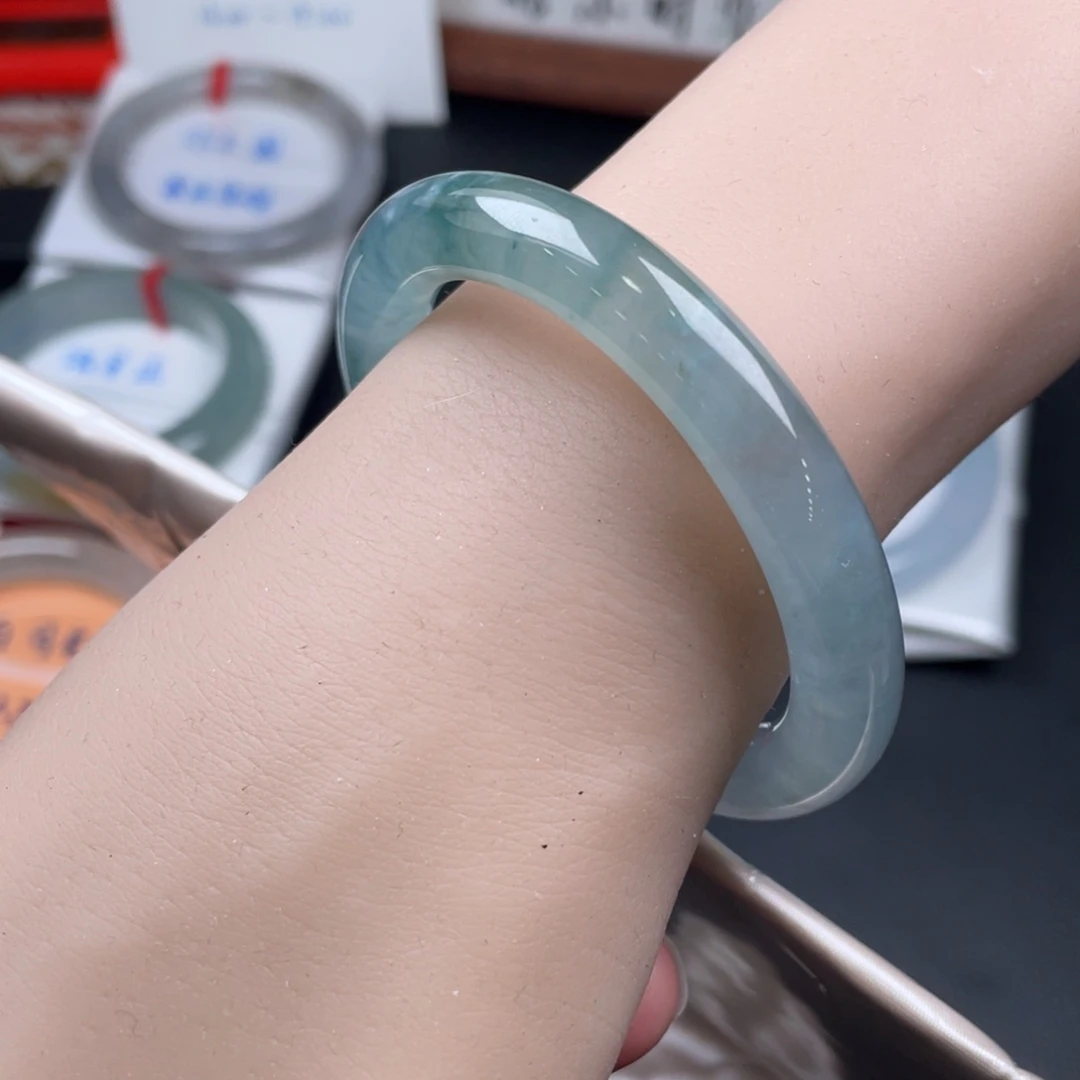 未镶嵌手镯翡翠卡50圆条，冰蓝底