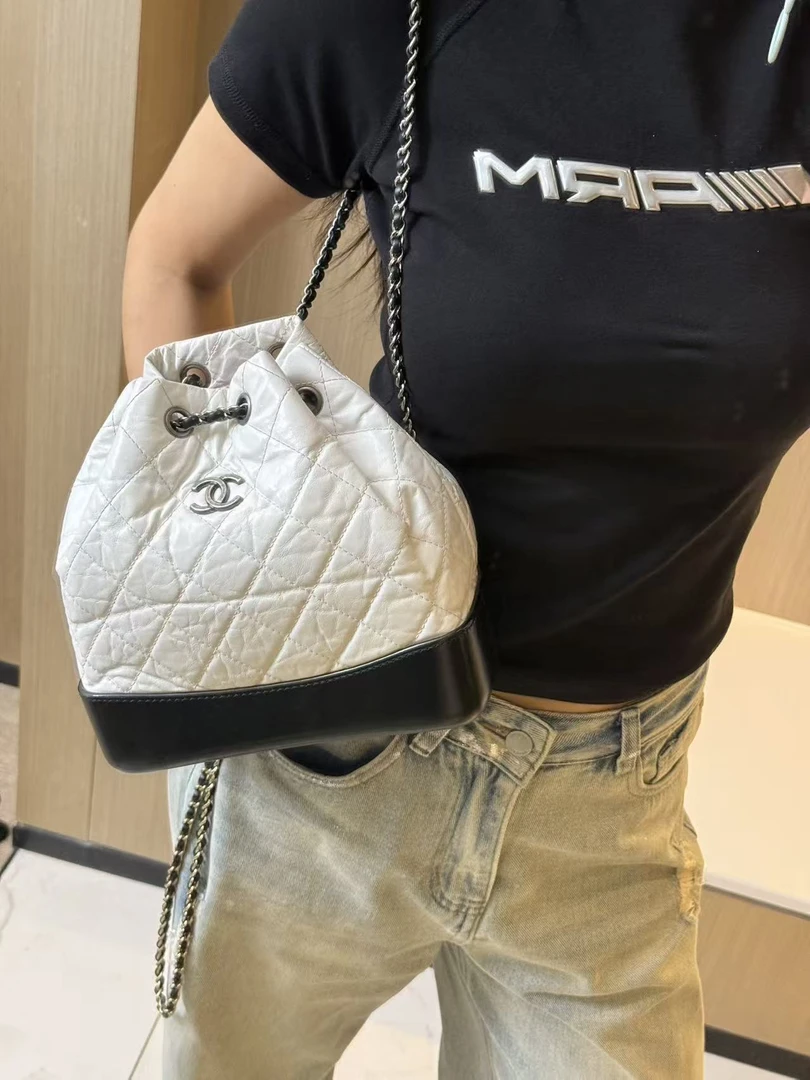 95新 Chanel/香奈儿 展会外场！黑白流浪双肩包