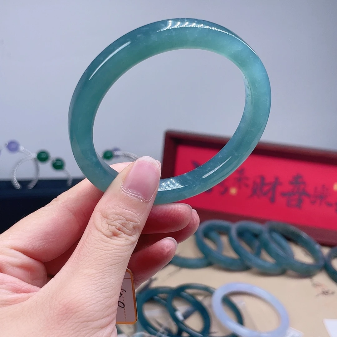 翡翠手镯未镶嵌翡翠手镯