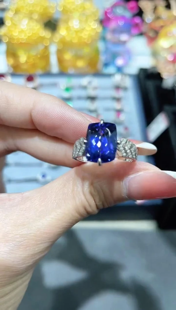 18K金镶嵌坦桑石戒指