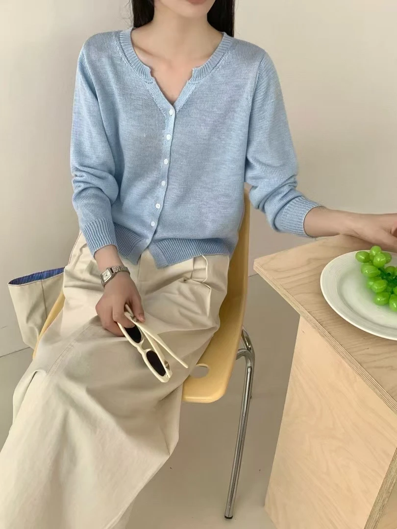 V领扣子开衫百搭