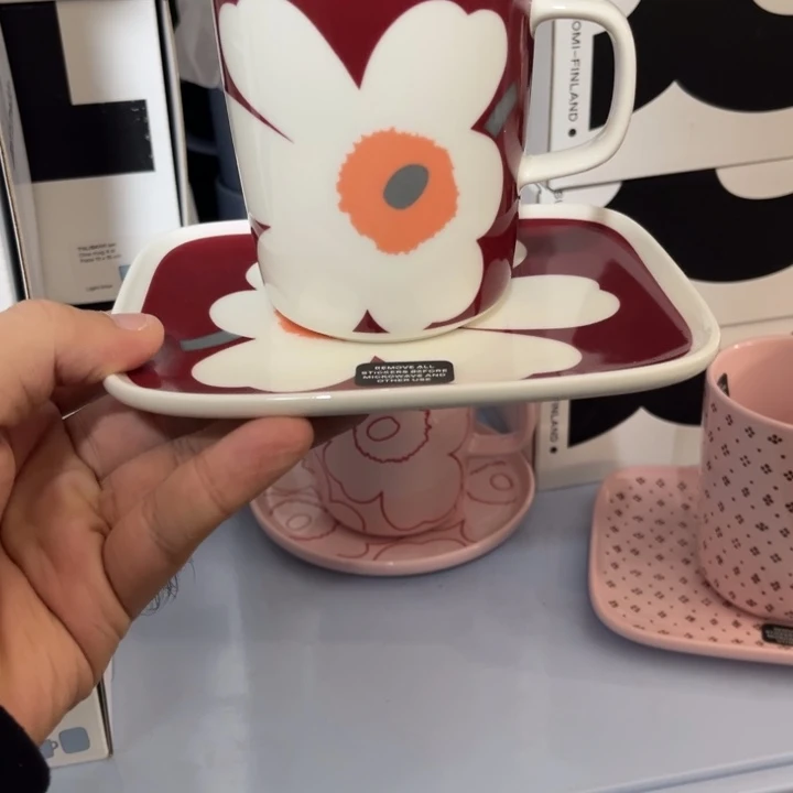 marimekko红底白花250ml马克+12*15碟