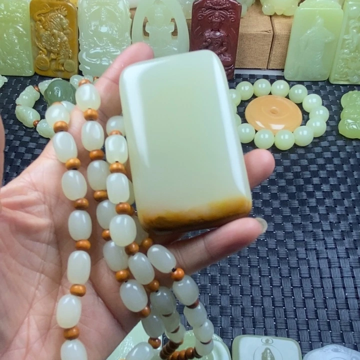 昆仑料俏色无事牌