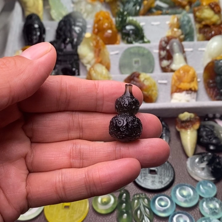 蛇纹石玉未镶嵌颈饰小***琨