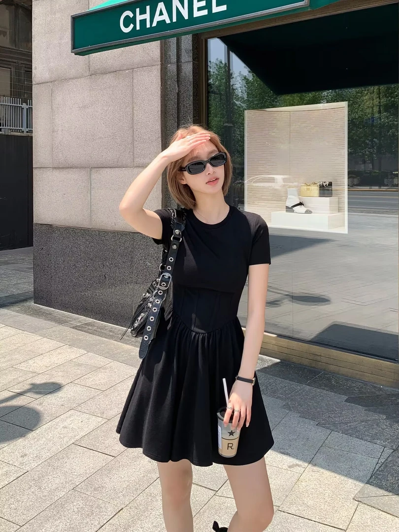 法式赫本风黑色高端气质连衣裙子女夏季2025年新款小个子显瘦短裙