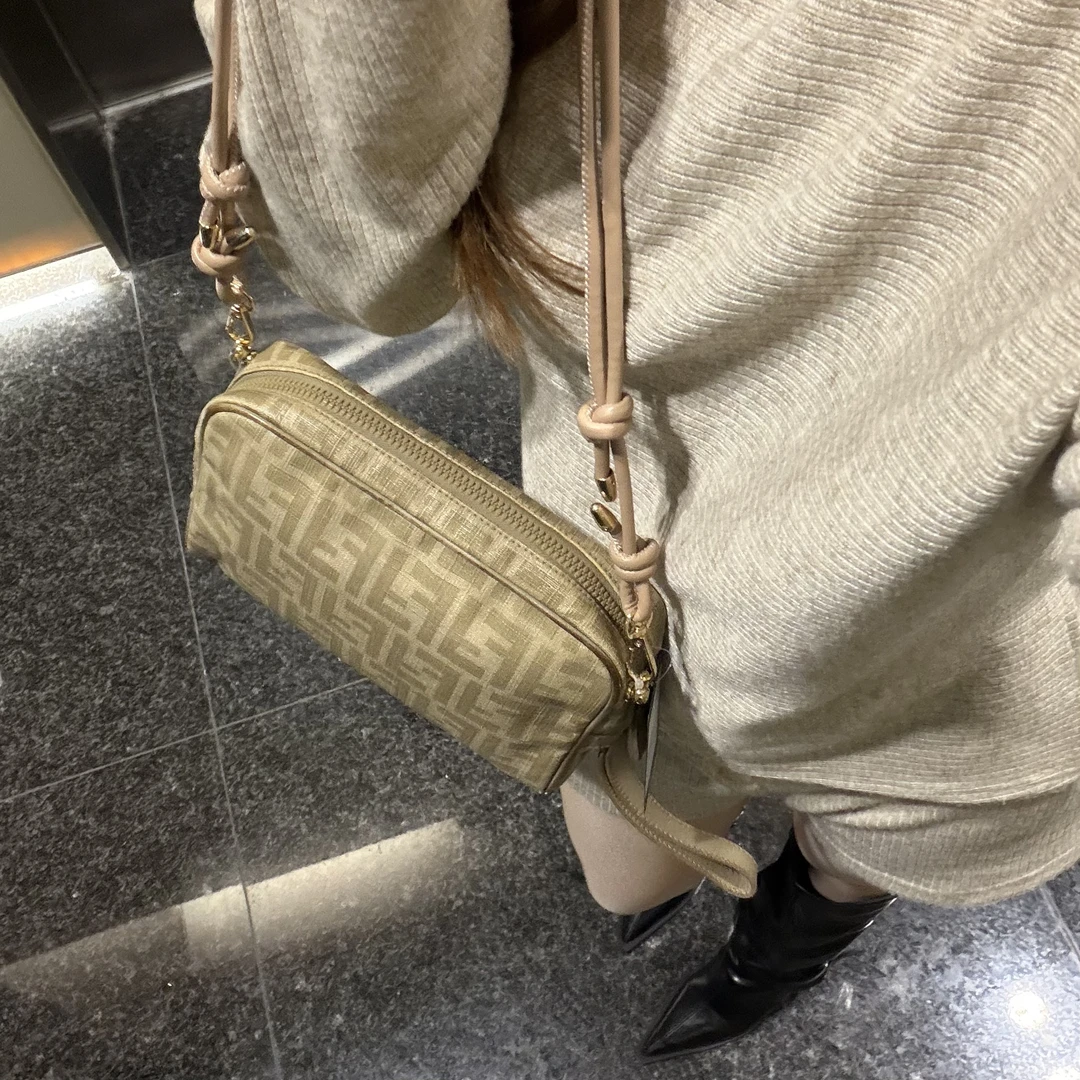 95新 FENDI/芬迪 老花手拿包/5463111