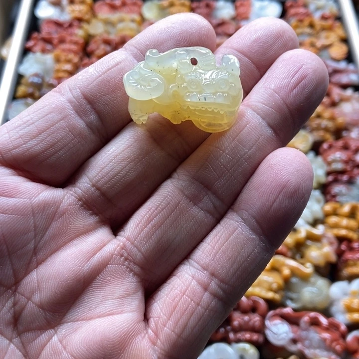 石英质玉（黄龙玉）未镶嵌颈饰