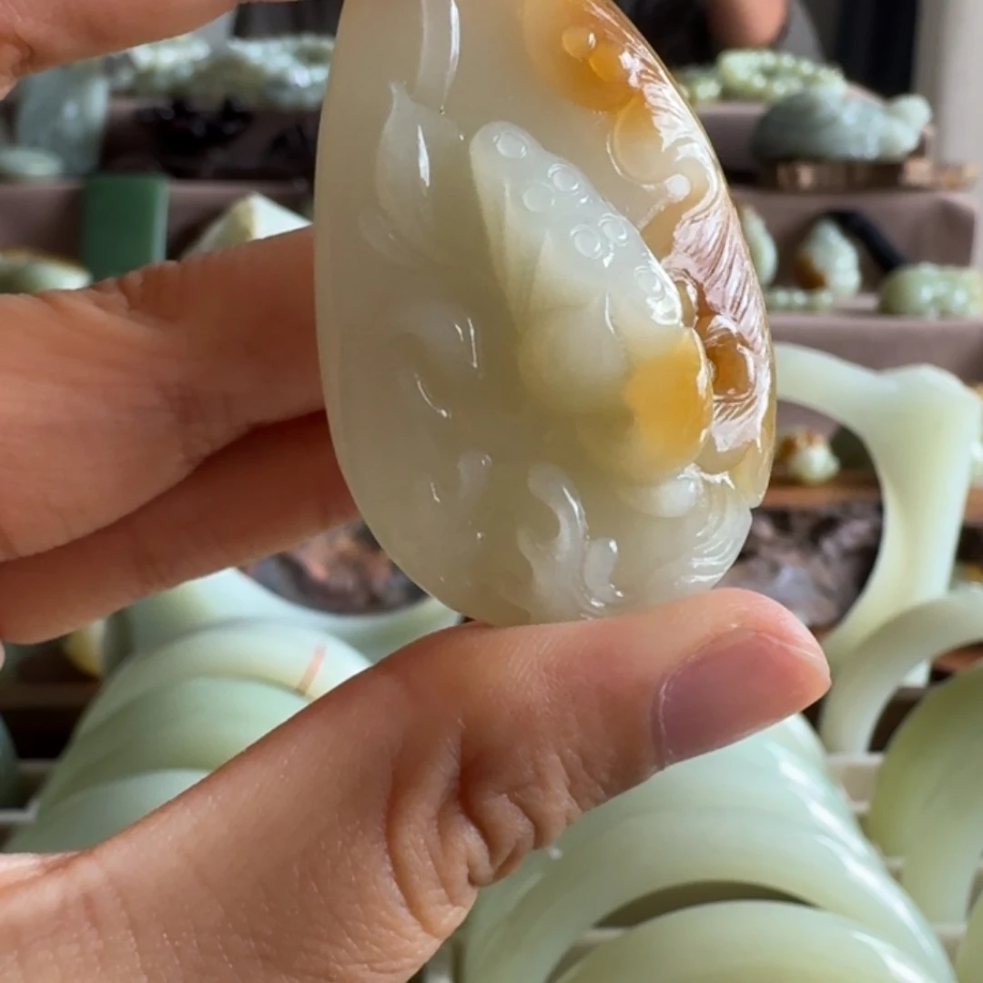 颈饰未镶嵌和田玉（糖玉）
