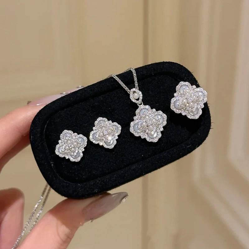 铜合金锆石耳饰 法式复古白四叶花耳钉女轻奢精致重工高级气质