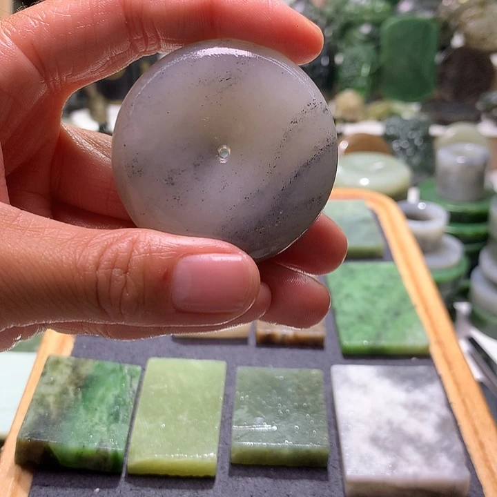 Z***W和田玉（糖玉）未镶嵌珠宝半成品