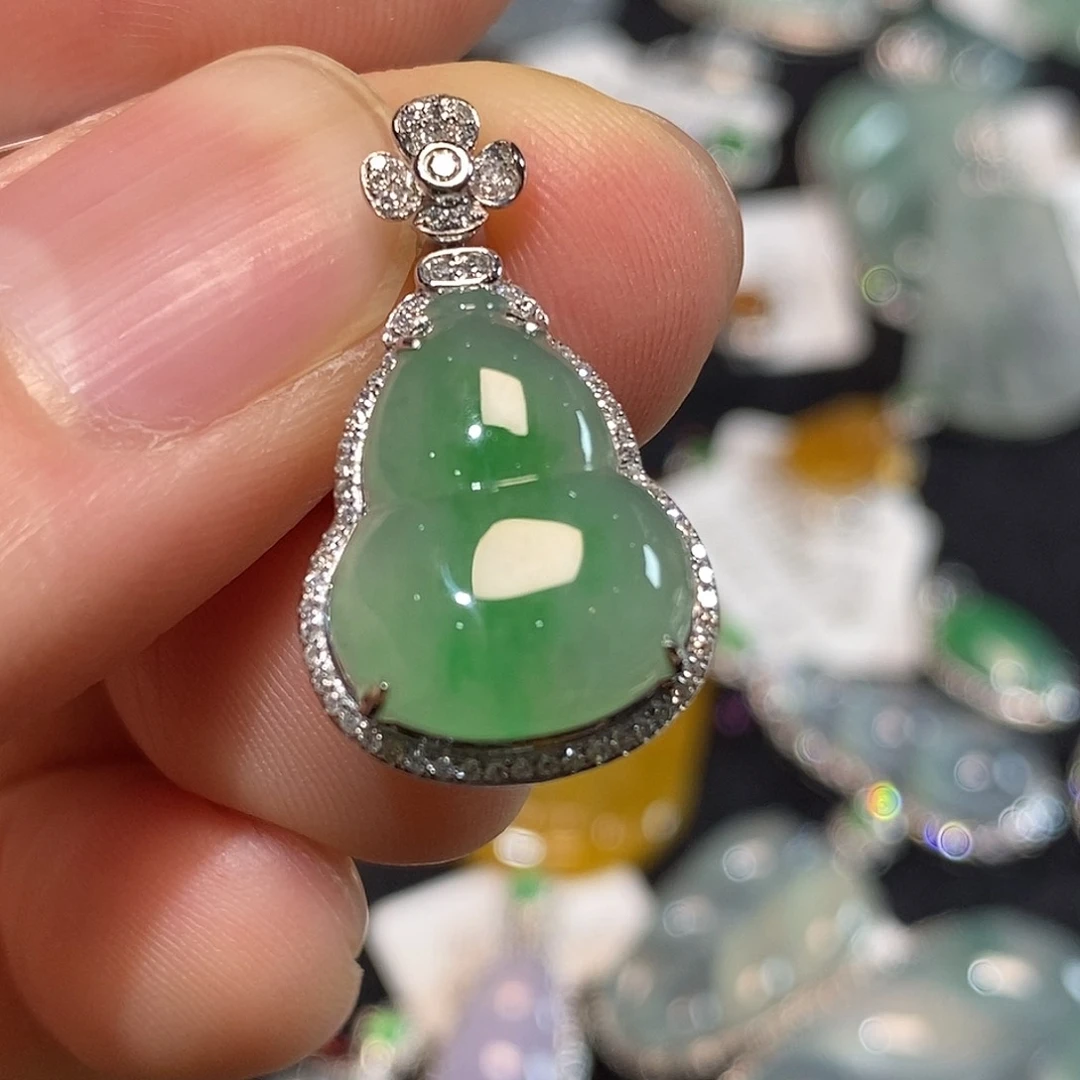 翡翠18K金镶嵌颈饰葫芦