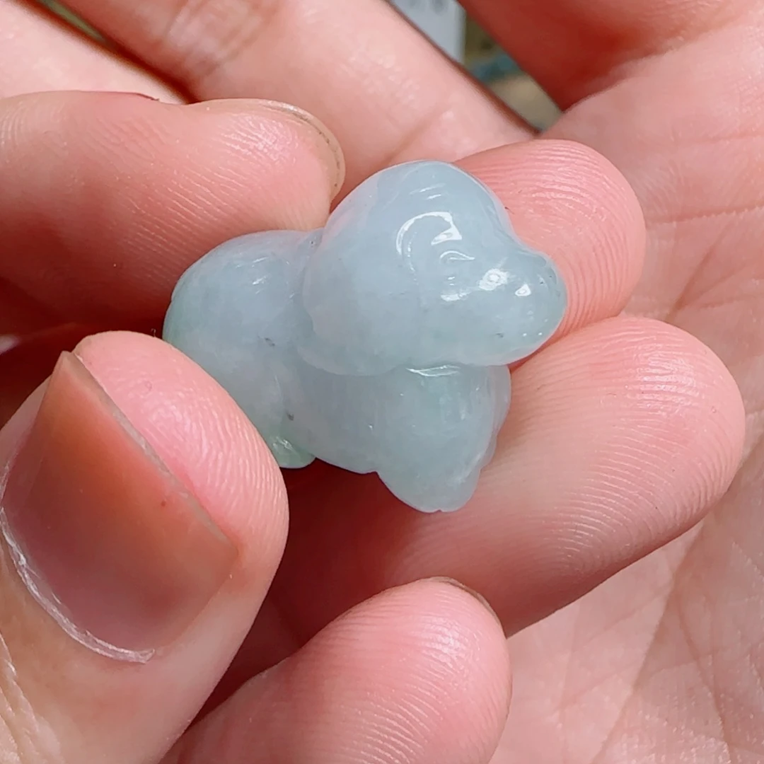 翡翠未镶嵌颈饰狗狗