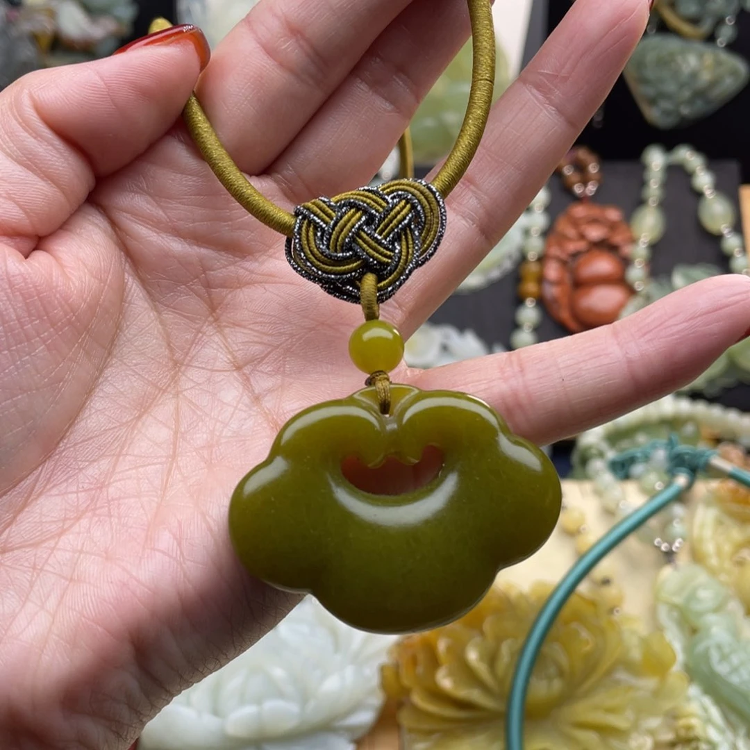 蛇纹石玉颈饰未镶嵌