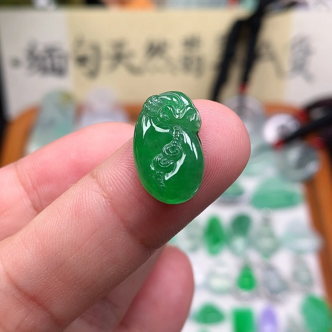 翡翠裸石缅甸天然A货翡翠阳绿钱袋子