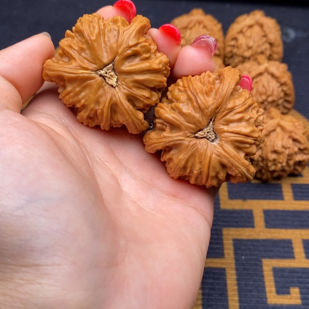 圳***阀文玩核桃吊坠白狮子