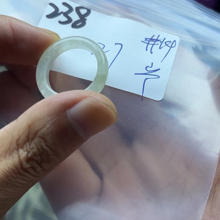 颈饰未镶嵌翡翠戒指