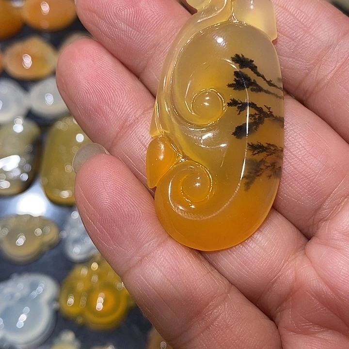 石英质玉（黄龙玉）未镶嵌颈饰